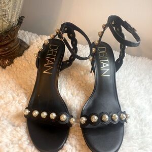 Black and pearl dress sandal.